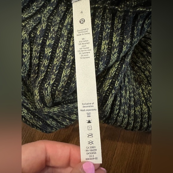 Lululemon Cotton-Cashmere Blend Mock Neck Sweater
Green Navy Black
W3GKGS
Sz 4 - Picture 3 of 8